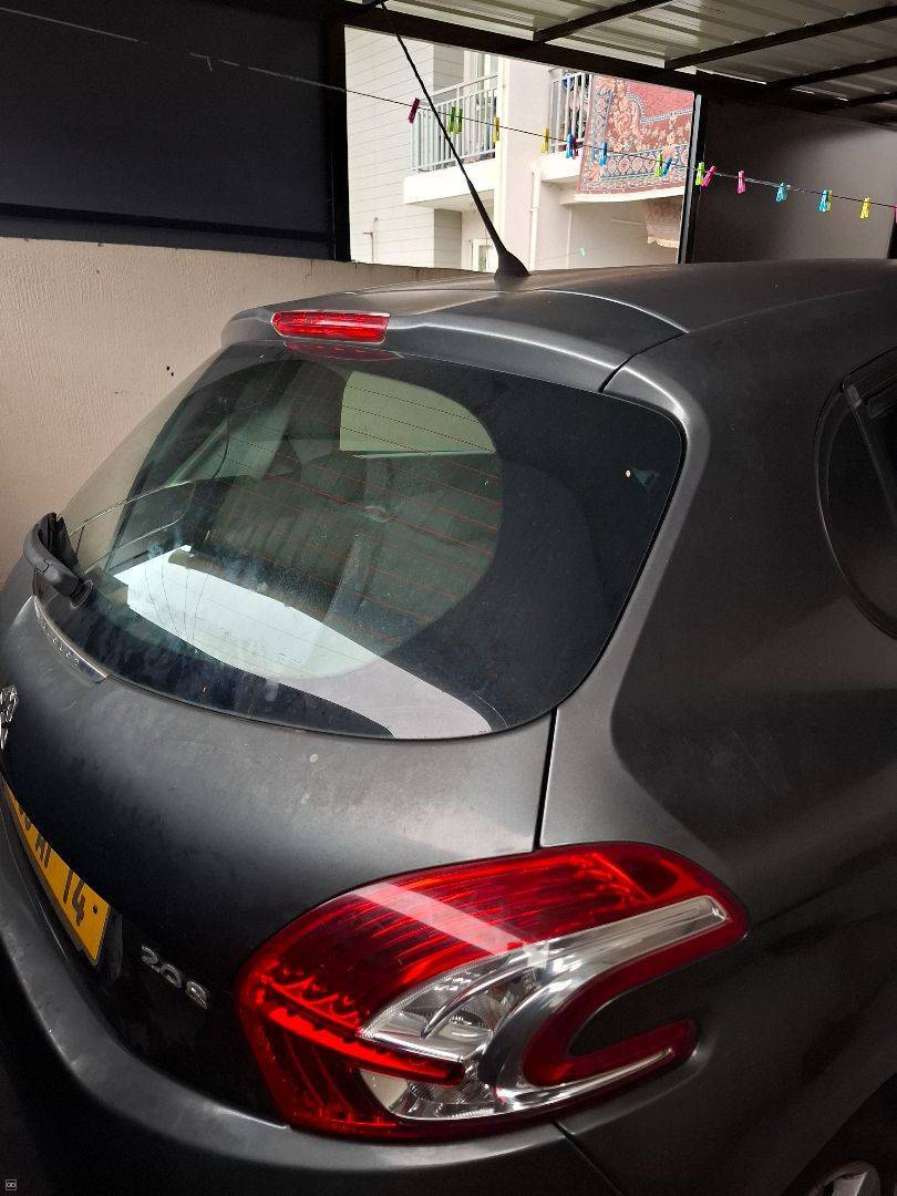 Peugeot 208 - 2014-5