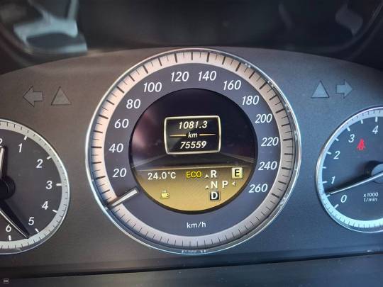 Mercedes-Benz E250 1.8 (2012)-9