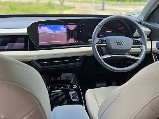 AUDI #Q6 #etron – 2025-7